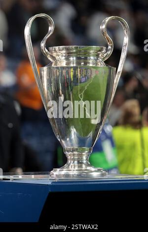 Madrid, Espagne. Februar 2025. Die Champions League Trophy während der UEFA Champions League, Play-offs in der K.-o.-Phase, das 2. Leg-Fußballspiel zwischen Real Madrid CF und Manchester City am 19. Februar 2025 im Estadio Santiago Bernabeu-Stadion in Madrid, Spanien - Foto Jean Catuffe/DPPI Credit: DPPI Media/Alamy Live News Stockfoto