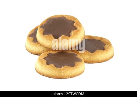 Eine reizvolle Nahaufnahme von drei runden Keksen, von denen jedes mit einem sternförmigen Schokoladenzentrum gekrönt ist, angeordnet auf einem unberührten weißen Hintergrund. Stockfoto