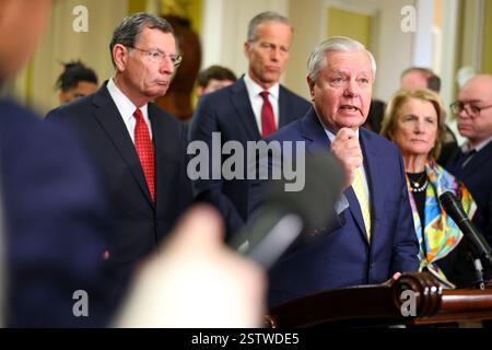 US-Senatorin Lindsey Graham (R-SC) spricht mit Reportern nach dem wöchentlichen Mittagessen im US-Kapitol am 11. Februar 2025. (Foto: Joshua Sukoff/Medill News Service) Stockfoto
