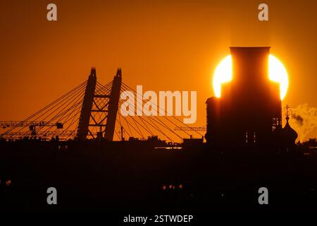 St. Petersburg, Russland. Februar 2025. Blick auf den Sonnenuntergang in St. Petersburg. Quelle: SOPA Images Limited/Alamy Live News Stockfoto
