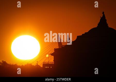 St. Petersburg, Russland. Februar 2025. Sonnenuntergang und die Skulptur von Minerva umgeben von drei künstlerischen Genies auf der Kuppel des Daches der Akademie der Künste in St. Petersburg. Quelle: SOPA Images Limited/Alamy Live News Stockfoto