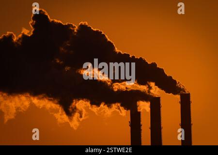 St. Petersburg, Russland. Februar 2025. Sonnenuntergang und Rauchschornsteine von Fabriken in St. Petersburg. (Foto von Artem Priakhin/SOPA Images/SIPA USA) Credit: SIPA USA/Alamy Live News Stockfoto