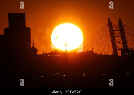St. Petersburg, Russland. Februar 2025. Blick auf den Sonnenuntergang in St. Petersburg. (Foto von Artem Priakhin/SOPA Images/SIPA USA) Credit: SIPA USA/Alamy Live News Stockfoto
