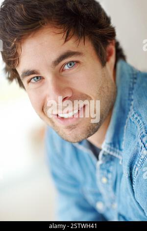 Portrait, entspanne und lächle mit den Zähnen des Mannes zu Hause für Zahnpflege, Mundhygiene oder Zahnaufhellung. Zahnheilkunde, Mund und Veneers mit Person in Stockfoto