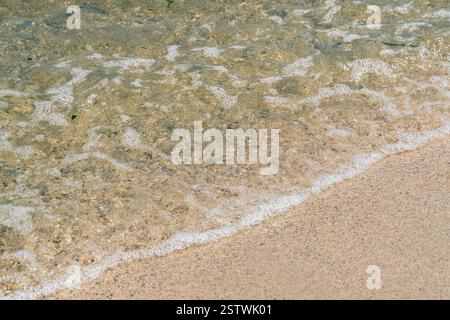 Sommerstrand, blaue Wellen und weißer Schaum Stockfoto