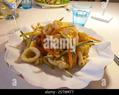 Blick auf einen Teller mit frittierten Meeresfrüchten in einem italienischen Restaurant Stockfoto