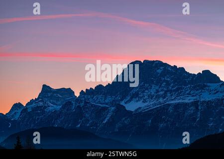 Monte Civetta und monte Pelmo bei den ersten Sonnenstrahlen Stockfoto