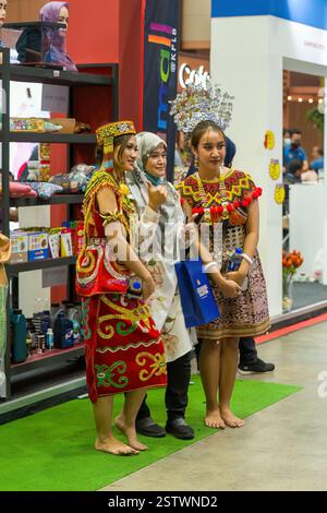 Putrajaya, Malaysia - 10. August 2022 Malaysia Agricultural Expo Stand mit der Kultur Ostmalaysias. Stockfoto