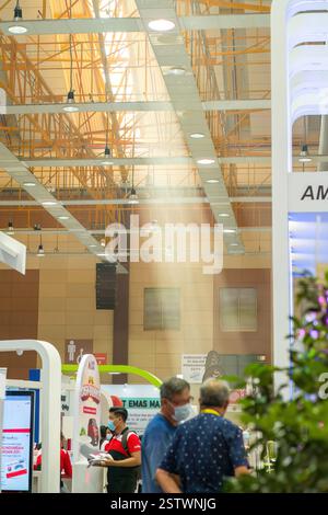 Putrajaya, Malaysia - 10. August 2022 Malaysia Agricultural Expo Stand voller Menschen, die lokale Produkte präsentieren. Stockfoto
