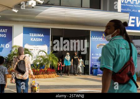 Putrajaya, Malaysia - 10. August 2022 Eingang zur Malaysia Agricultural Expo mit Besuchern zu Fuß. Stockfoto