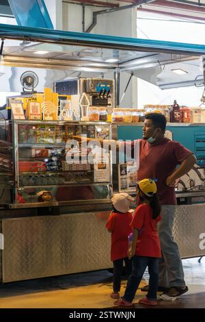 Putrajaya, Malaysia - 10. August 2022 Besucher am Food Truck-Stand, an dem Desserts und Kaffee auf der MAHA oder Malaysia Agricutural Expo verkauft werden. Stockfoto