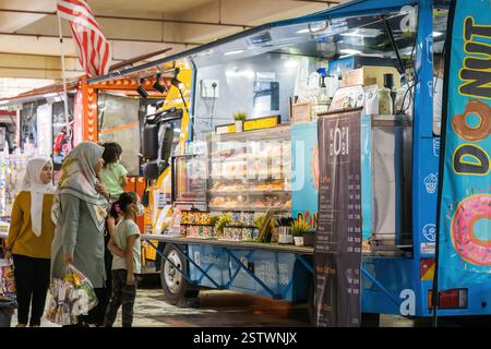 Putrajaya, Malaysia - 10. August 2022 Besucher am Food Truck-Stand, an dem Desserts und Kaffee auf der MAHA oder Malaysia Agricutural Expo verkauft werden. Stockfoto