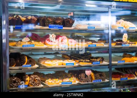 Putrajaya, Malaysia - 10. August 2022 ASortiertes Gebäck und Brot in Behältern, Verkauf in der Bäckerei auf der MAHA expo. Stockfoto