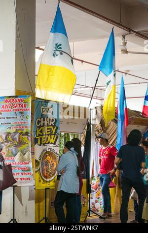 Putrajaya, Malaysia - 10. August 2022 Essensstand mit Char Kuey Teow auf der MAHA oder Malaysia Agricutural Expo. Stockfoto