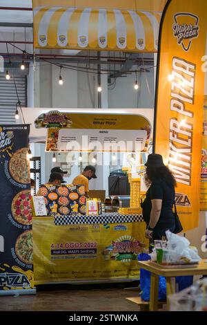 Putrajaya, Malaysia - 10. August 2022 Ein Imbissstand mit lokaler Pizza auf der MAHA oder Malaysia Agricutural Expo. Stockfoto