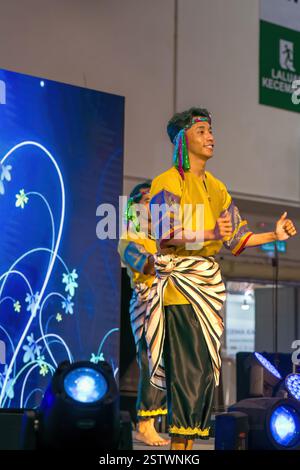 Putrajaya, Malaysia - 10. August 2022 Transditional Dancer auf der MAHA Expo. Stockfoto