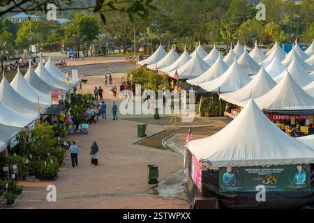 Putrajaya, Malaysia - 10. August 2022 Weiße Zelte mit Menschen, die während der MAHA expo landwirtschaftliche Gegenstände kaufen. Stockfoto