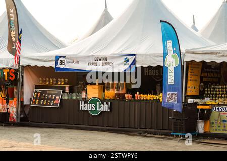 Putrajaya, Malaysia - 10. August 2022 Haus Lah bedeutet Durst, ein Verkaufsstand, an dem Getränke auf der MAHA Expo verkauft werden. Stockfoto
