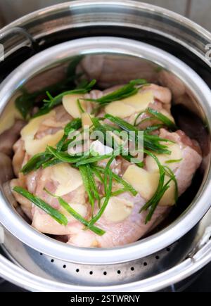 Gedämpftes Ingwerhuhn mit Frühlingszwiebelöl kochen. Stockfoto