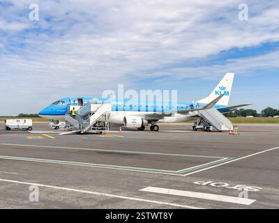 Passagierflugzeug auf einem Flugplatz mit Einstiegstreppe Stockfoto