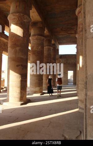 Ein Paar spaziert durch die Festivalhalle von Thutmose III im Tempelkomplex Karnak, Luxor, Ägypten Stockfoto