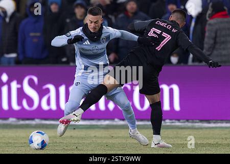 Kansas City, Kansas, USA. Februar 2025. Der sportliche KC-Mittelfeldspieler ERIK THOMMY #26 (l) steht im Offensive gegen den Inter Miami CF-Verteidiger MARCELO WEIGANDT #57 (r) während der zweiten Hälfte der CONCACAF Champions Cup-Runde 1, die am 19. Februar 2025 im Children's Mercy Park in Kansas City, Kansas, stattfand. (Kreditbild: © Serena S.Y. Hsu/ZUMA Press Wire) NUR REDAKTIONELLE VERWENDUNG! Nicht für kommerzielle ZWECKE! Stockfoto