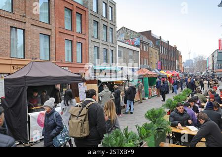 Lower Marsh Street Market in der Nähe der Waterloo Station, London, Großbritannien. Geschäftige Wintermittagszeit. Stockfoto