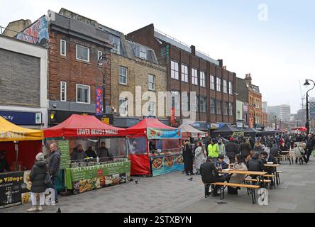 Lower Marsh Street Market in der Nähe der Waterloo Station, London, Großbritannien. Geschäftige Wintermittagszeit. Stockfoto