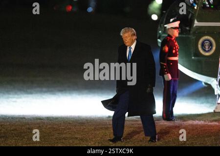 Washington, DC, USA. Februar 2025. US-Präsident Donald Trump geht auf dem South Lawn nach seiner Rückkehr ins Weiße Haus in Washington, DC, USA, 19. Februar 2025. US-Präsident Donald Trump und ukrainischer Präsident Wolodymyr Zelensky tauschten am Mittwoch gegen den Russland-Ukraine-Konflikt mit Widerhaken. Trump beschuldigte Zelenski, sich in einem Social-Media-Beitrag weigert, sich für die Wiederwahl zu kandidieren, während des Konflikts zwischen Russland und der Ukraine, und stellte fest, dass die fünfjährige Amtszeit des ukrainischen Führers bis Mai 2024 laufen sollte. Quelle: Hu Yousong/Xinhua/Alamy Live News Stockfoto
