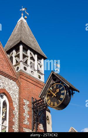 Old Town Clock am St. Michaels Church Tower mit klarem blauen Himmel im Oktober, High Street Lewes, East Sussex, England, Großbritannien Stockfoto