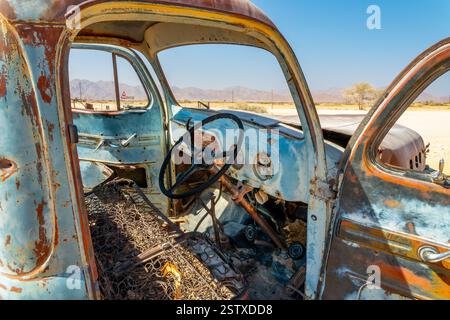 Nahaufnahme des Innenraums eines alten, rostigen Autounfalls in der Wüste in Solitaire, Namibia, Afrika Stockfoto