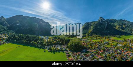 Ein Blick aus der Vogelperspektive auf Oberammergau im Naturpark Ammergauer Alpen Stockfoto
