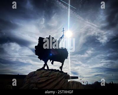 Der spanische König Alfonso VI. De Leon hält ein Schwert für ein christliches Kreuz in Toledo, Kastilien-La Mancha, España Stockfoto