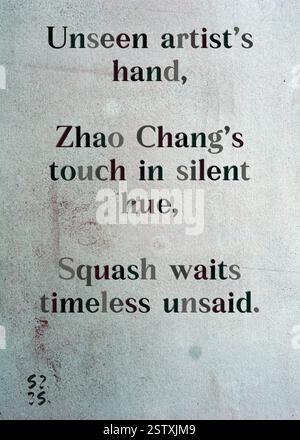 Unsichtbare Künstlerhand, Zhao Changs Berührung in stiller Farbe, Squash wartet zeitlos ungesagt. Melanie Van den Bergs Silberne Schriftstellergilde. Kunst von Zsuzsa Szikra. Poetry Art Print, Triplumes ist eine einzigartige poetische Form, die vom traditionellen Haiku inspiriert ist und aus drei Linien besteht, die Momente der Klarheit, der Emotionen und der Einsicht einfangen. In unserer Kollektion setzen wir uns für die Freiheit der Sprache ein, in der das Vermischen von Wörtern und das Entfernen von Bindestrichen mehr ist als eine stilistische Wahl – sie ist eine Möglichkeit, Einheit und Nähe zwischen Ideen zu vermitteln und einen fließenden, kompakten Ausdruck zu schaffen, der mit den Rhythmen des modernen l übereinstimmt Stockfoto