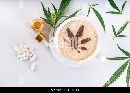 Medizinisches Cannabis Hanf Kaffee Latte. Tasse cremiger geschlagener Kaffee mit Cannabisöltropfen und gezeichnetem Blatt, mit Hanfblättern auf weißem Hintergrund Stockfoto