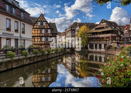 Das Viertel Petite France in Straßburg im Elsass. Malerische Nachbarschaft mit traditionellen Fachwerkhäusern am River Ill. Stockfoto
