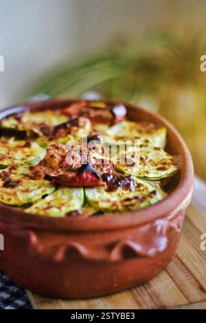 Gemüsegericht in einem glasierten Tontopf gebacken Stockfoto