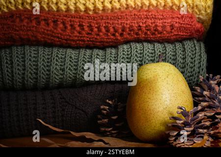 Birnen, Tannenzapfen und Pullover in Herbstfarben Stockfoto