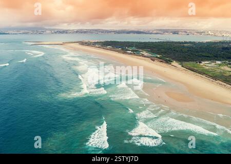 Blick aus der Vogelperspektive auf die Meereslandschaft am Abend. Küste der Costa da Caparica Stadt. Blick auf Lissabon. Almada, Portugal Stockfoto