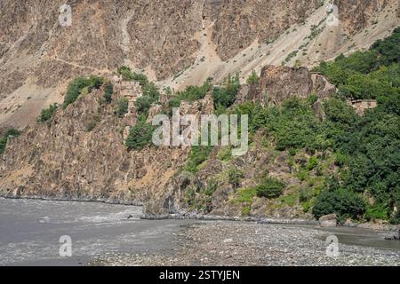 Blick auf die Berglandschaft des abgelegenen afghanischen Dorfes auf einer felsigen Klippe im Tal des Panj Flusses, von Darvoz, Gorno-Badakhshan, Tadschikistan Pamir Stockfoto