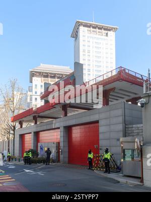 Seoul, Südkorea. Februar 2025. Südkoreanische Polizeibeamte stehen vor der chinesischen Botschaft in Seoul Wache. Quelle: SOPA Images Limited/Alamy Live News Stockfoto