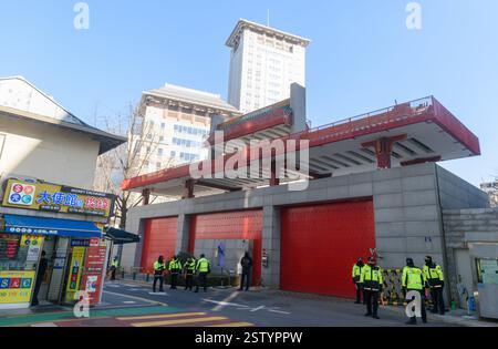 Seoul, Südkorea. Februar 2025. Südkoreanische Polizeibeamte stehen vor der chinesischen Botschaft in Seoul Wache. Quelle: SOPA Images Limited/Alamy Live News Stockfoto