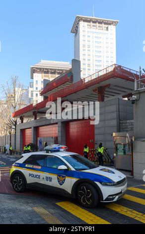 Seoul, Südkorea. Februar 2025. Südkoreanische Polizeibeamte stehen vor der chinesischen Botschaft in Seoul Wache. Quelle: SOPA Images Limited/Alamy Live News Stockfoto