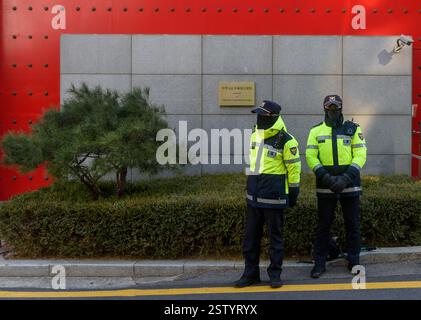 Seoul, Südkorea. Februar 2025. Südkoreanische Polizeibeamte stehen vor der chinesischen Botschaft in Seoul Wache. (Foto: Kim Jae-Hwan/SOPA Images/SIPA USA) Credit: SIPA USA/Alamy Live News Stockfoto