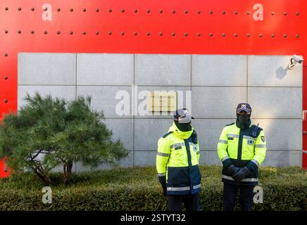 Seoul, Südkorea. Februar 2025. Südkoreanische Polizeibeamte stehen vor der chinesischen Botschaft in Seoul Wache. (Foto: Kim Jae-Hwan/SOPA Images/SIPA USA) Credit: SIPA USA/Alamy Live News Stockfoto