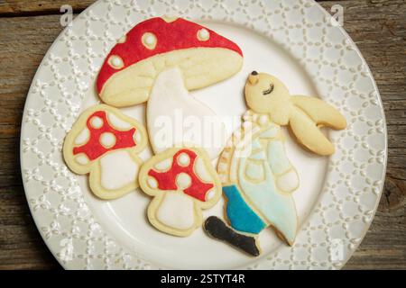 Süße und buttrige Osterzuckerkekse, süße dünne hausgemachte Kekse in verschiedenen Formen Stockfoto