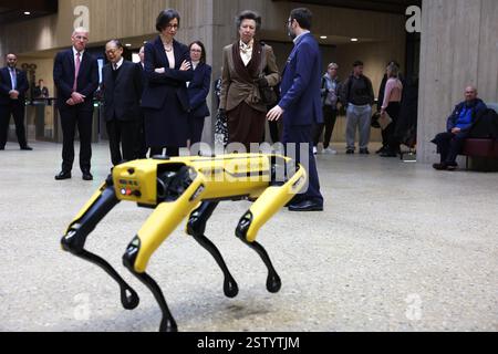 Image © lizenziert für Parsons Media. 20/02/2025. London, Vereinigtes Königreich. Prinzessin Anne besucht die UCL. UCL East Campus. Ihre Königliche Hoheit, Prinzessin Anne während eines Besuchs auf dem Campus der UCL East, One Pool Street und Marshgate. Anne, die Prinzessin Royal, reiste durch die innovativen Lehrbereiche und traf Akademiker und Studenten, die sich für die Lösung der wichtigsten Herausforderungen des Planeten engagierten. In One Pool Street lernte die Prinzessin mehr über das People and Nature Laboratory, eine multidisziplinäre Einrichtung, die darauf abzielt, die Beziehungen zwischen Mensch und Natur zu verstehen, vorherzusagen und zu verbessern. Er Stockfoto