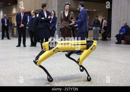 Image © lizenziert für Parsons Media. 20/02/2025. London, Vereinigtes Königreich. Prinzessin Anne besucht die UCL. UCL East Campus. Ihre Königliche Hoheit, Prinzessin Anne während eines Besuchs auf dem Campus der UCL East, One Pool Street und Marshgate. Anne, die Prinzessin Royal, reiste durch die innovativen Lehrbereiche und traf Akademiker und Studenten, die sich für die Lösung der wichtigsten Herausforderungen des Planeten engagierten. In One Pool Street lernte die Prinzessin mehr über das People and Nature Laboratory, eine multidisziplinäre Einrichtung, die darauf abzielt, die Beziehungen zwischen Mensch und Natur zu verstehen, vorherzusagen und zu verbessern. Er Stockfoto