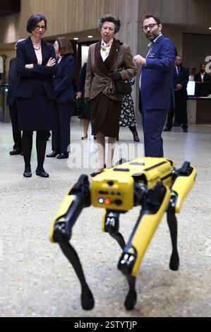 Image © lizenziert für Parsons Media. 20/02/2025. London, Vereinigtes Königreich. Prinzessin Anne besucht die UCL. UCL East Campus. Ihre Königliche Hoheit, Prinzessin Anne während eines Besuchs auf dem Campus der UCL East, One Pool Street und Marshgate. Anne, die Prinzessin Royal, reiste durch die innovativen Lehrbereiche und traf Akademiker und Studenten, die sich für die Lösung der wichtigsten Herausforderungen des Planeten engagierten. In One Pool Street lernte die Prinzessin mehr über das People and Nature Laboratory, eine multidisziplinäre Einrichtung, die darauf abzielt, die Beziehungen zwischen Mensch und Natur zu verstehen, vorherzusagen und zu verbessern. Er Stockfoto