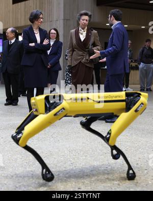 Image © lizenziert für Parsons Media. 20/02/2025. London, Vereinigtes Königreich. Prinzessin Anne besucht die UCL. UCL East Campus. Ihre Königliche Hoheit, Prinzessin Anne während eines Besuchs auf dem Campus der UCL East, One Pool Street und Marshgate. Anne, die Prinzessin Royal, reiste durch die innovativen Lehrbereiche und traf Akademiker und Studenten, die sich für die Lösung der wichtigsten Herausforderungen des Planeten engagierten. In One Pool Street lernte die Prinzessin mehr über das People and Nature Laboratory, eine multidisziplinäre Einrichtung, die darauf abzielt, die Beziehungen zwischen Mensch und Natur zu verstehen, vorherzusagen und zu verbessern. Er Stockfoto